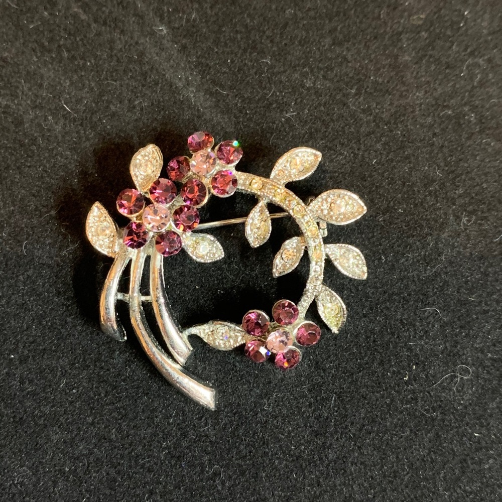 21024 ⭐️Purple wreath broach⭐️